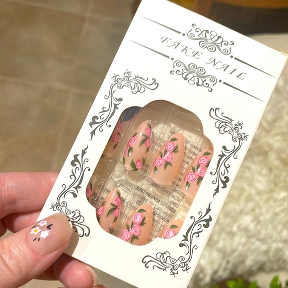 Flower Press On Nails - Picture 7 of 8